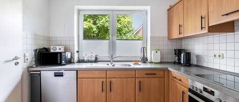 Kühlschrank, Mikrowelle, Ofen, Herdplatte