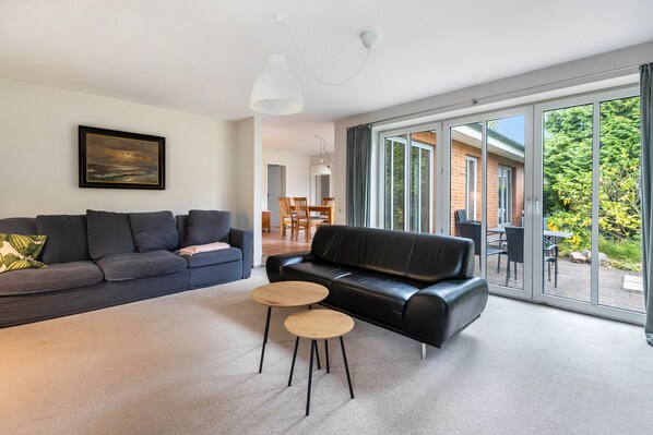 TV - Holiday Home 'Ferienhaus Sprante' with Private Terrace, Private Garden and Wi-Fi (Brunsbüttel)