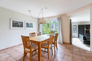 Dining - Holiday Home 'Ferienhaus Sprante' with Private Terrace, Private Garden and Wi-Fi (Brunsbüttel)