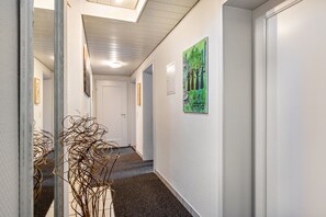 Interior - Room 'Schönes Zimmer Mit Eigenem Bad' with terrace and Wi-Fi (Albstadt)