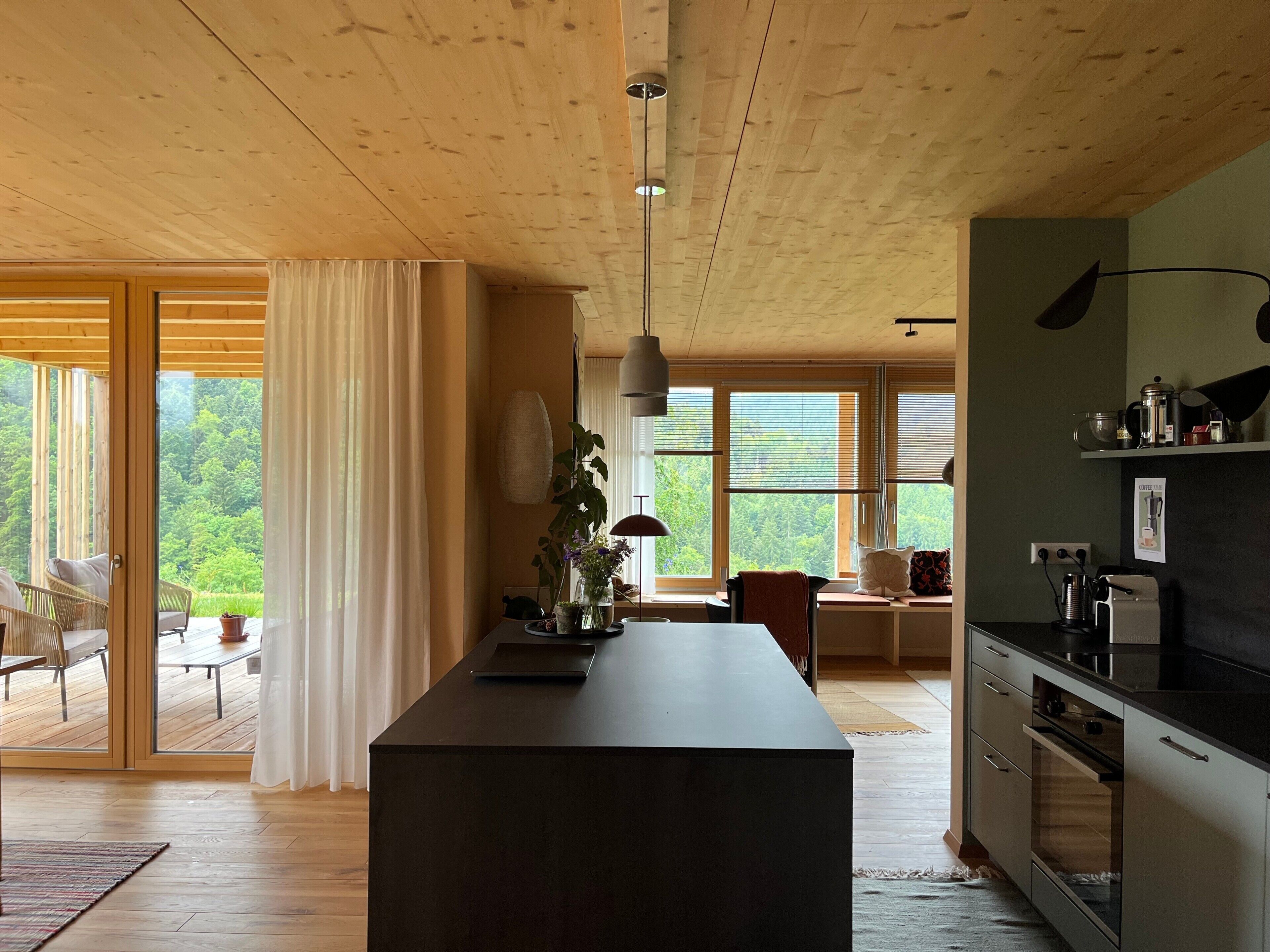 Jääkaappi, uuni, liesi, astianpesukone