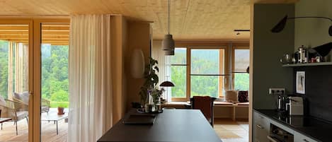 冷蔵庫、オーブン、コンロ、食器洗い機