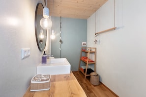 Dusche, Haartrockner, Handtücher