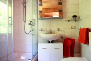 Shower, hair dryer - Holiday Home 'Haus Waldidyll Am Briesensee' with Private Terrace, Private Garden and Wi-Fi (Neu Zauche)