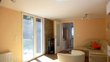 Fernseher, Kamin, Stereoanlage