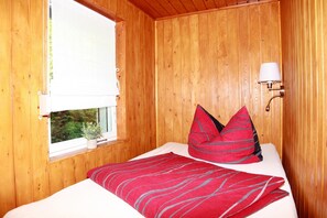 1 bedroom, free WiFi, bed sheets - Holiday Home 'Haus Waldidyll Am Briesensee' with Private Terrace, Private Garden and Wi-Fi (Neu Zauche)