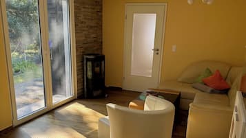 Televisión, chimenea y estéreo