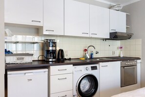 Fridge, oven, stovetop, coffee/tea maker