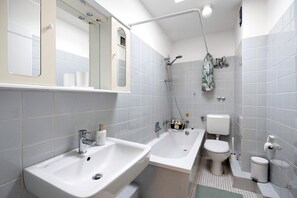 Chuveiro, secador de cabelo, toalhas de banho 