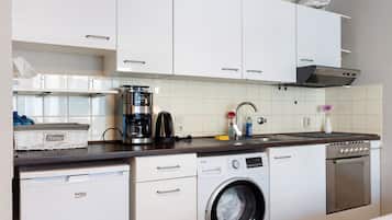 Kühlschrank, Ofen, Herdplatte, Wasserkocher mit Kaffee-/Teezubehör