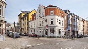A street corner with buildings, a no entry sign, parked cars, and a bicycle lane. - Apartment in 'St. Pauli' Hotel with Wi-Fi (Hamburg)