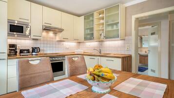 Frigorífico, microondas, horno y placa de cocina