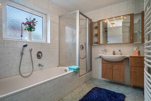 Ducha, secador de pelo, toallas