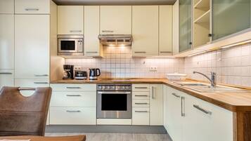 Frigorífico, microondas, horno y placa de cocina