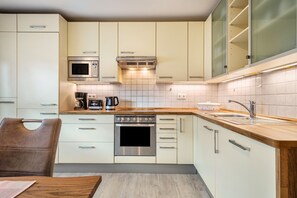 Fridge, microwave, oven, stovetop - Apartment 'Mein Lieber Schwan' with Mountain View, Balcony and Wi-Fi (Lindau am Bodensee)