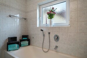 Een douche, een haardroger, handdoeken