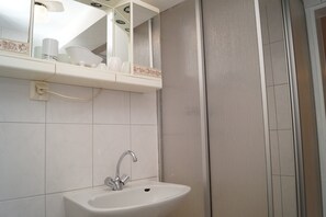 Shower, towels