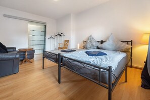 3 slaapkamers, een strijkplank/strijkijzer, gratis wifi, beddengoed