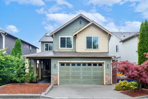 Exterior - Sunrise Villa: Solar panels, updated (Bothell)