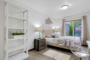 6 bedrooms, iron/ironing board, travel cot, free WiFi - Sunrise Villa: Solar panels, updated (Bothell)