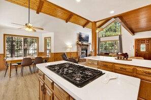 Ferienhütte, Mehrere Betten, Whirlpool, Bergblick | Spielezimmer