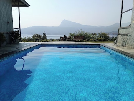 Una piscina techada. Jumbo Paradise