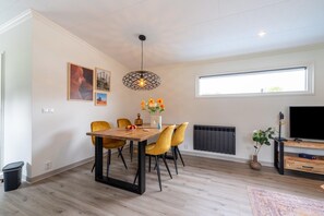 Dining - Holiday Home in Molenschot near Nature Reserves (Molenschot)