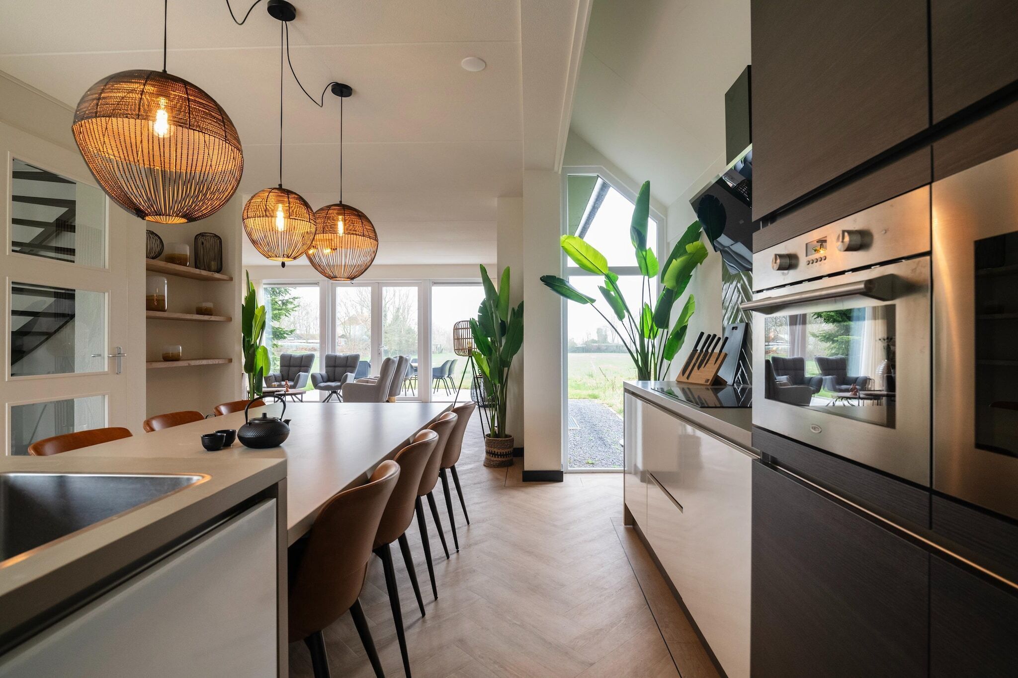 Een koelkast, een microgolfoven, een kookplaat, een vaatwasser