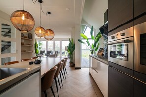 Kühlschrank, Mikrowelle, Herdplatte, Geschirrspüler