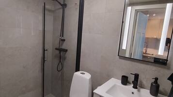 淋浴设施、毛巾、肥皂、卫生纸