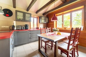 Fridge, microwave, oven, stovetop - Forest-Edge Apartment (Allrode)