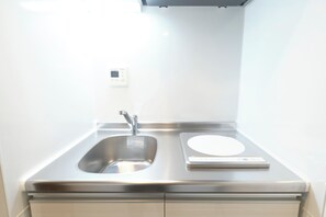 Mini-fridge, microwave, stovetop, electric kettle - Fuente Nishi Sugamo by Tranova (Tokyo)