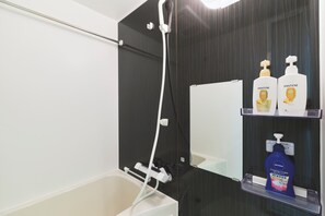 Kombination af bruser/badekar, gratis toiletartikler, hårtørrer