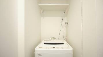 Combined shower/bathtub, free toiletries, hair dryer, towels