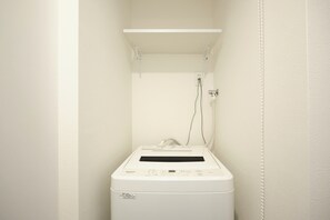 Combined shower/bathtub, free toiletries, hair dryer, towels - Fuente Nishi Sugamo by Tranova (Tokyo)