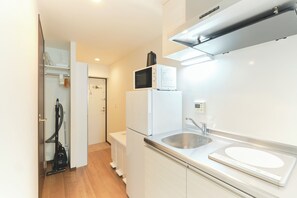 Mini-frigorifero, microonde, piano cottura, bollitore elettrico