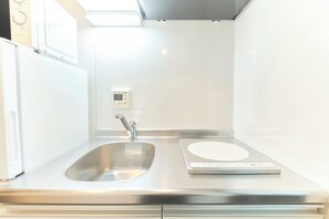 Mini-fridge, microwave, stovetop, electric kettle - Fuente Nishi Sugamo by Tranova (Tokyo)
