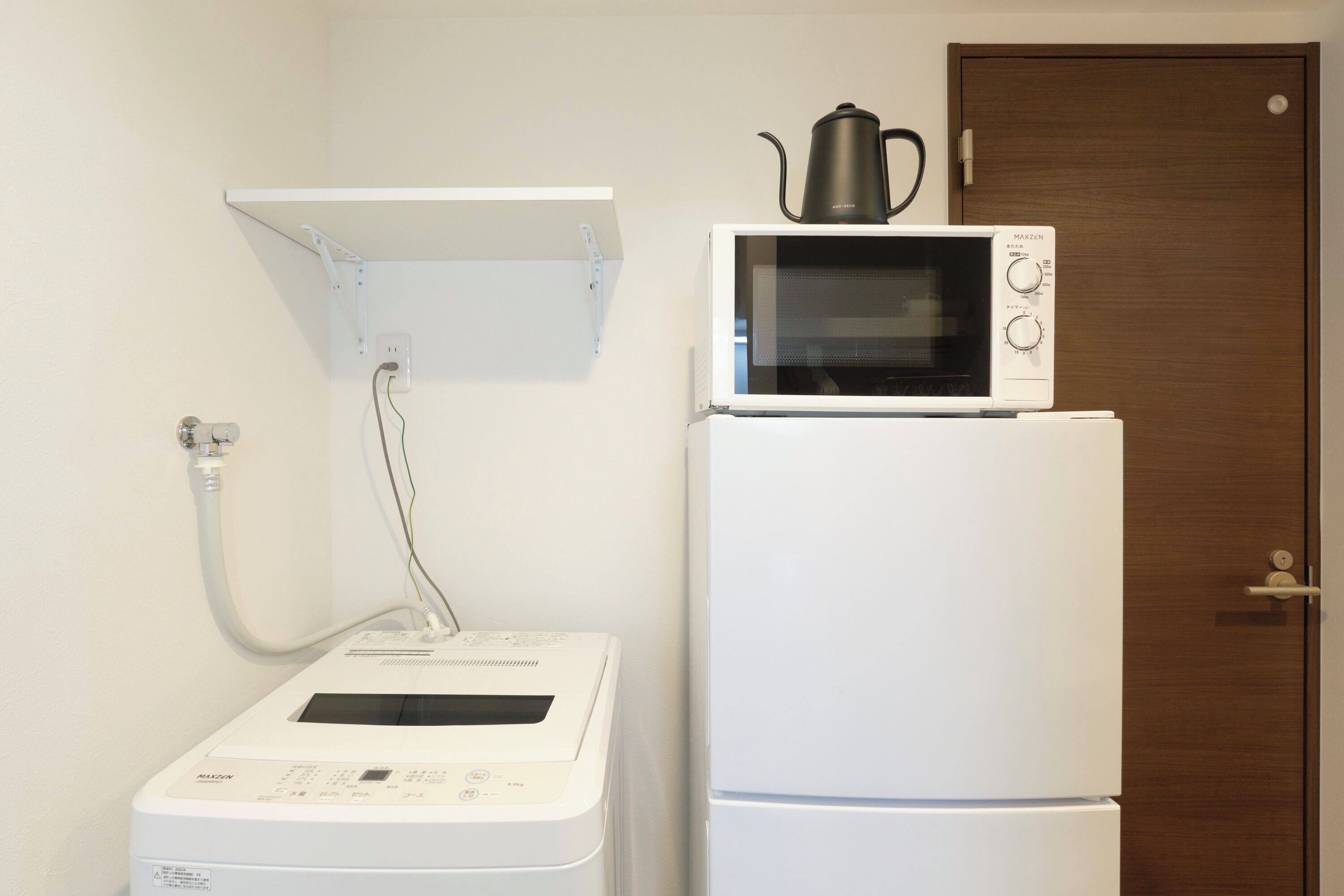 小型冷蔵庫、電子レンジ、コンロ、電気ポット