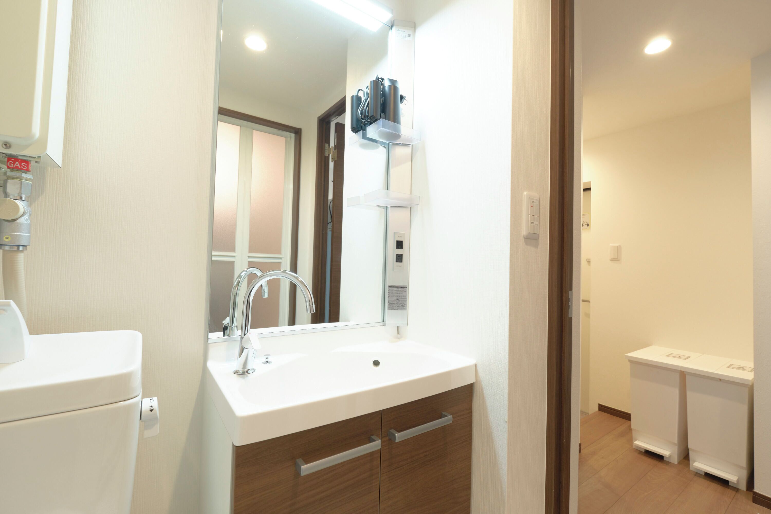 Combined shower/bathtub, free toiletries, hair dryer, towels