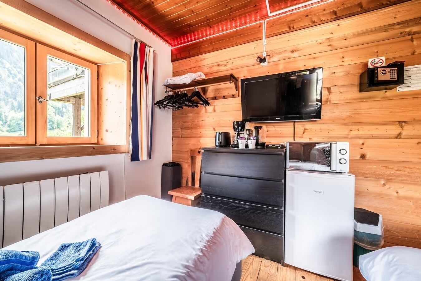 1 slaapkamer, een strijkplank/strijkijzer, wifi, beddengoed