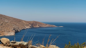 Eine Küstenlandschaft mit felsigem Gelände und freiem Blick auf das Meer.