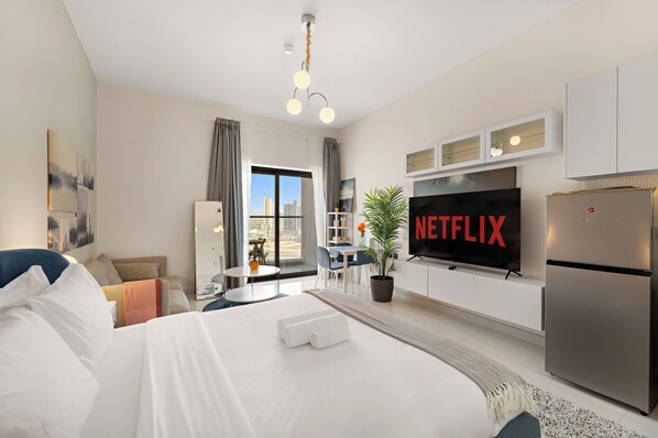 1 bedroom, in-room safe, iron/ironing board, WiFi - Stylish Apt with a Gym, Pool, BBQ area, Badminton Court (Dubai)