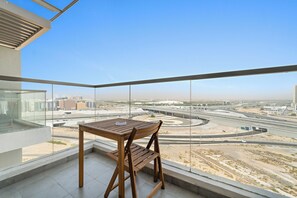 Outdoor dining - Stylish Apt with a Gym, Pool, BBQ area, Badminton Court (Dubai)
