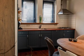 Fridge, microwave, stovetop, dishwasher