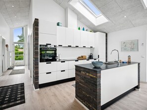 Kühlschrank, Mikrowelle, Ofen, Geschirrspüler