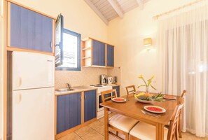 Fridge, oven, stovetop, coffee/tea maker