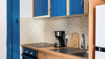 Fridge, oven, stovetop, coffee/tea maker