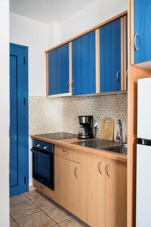 Kühlschrank, Ofen, Herdplatte, Wasserkocher mit Kaffee-/Teezubehör