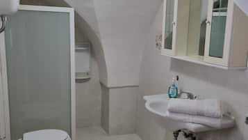 Douche, sĂšche-cheveux, bidet, serviettes fournies