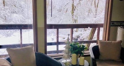 ‘Volcano Country’ Creek side Cottage in Doty